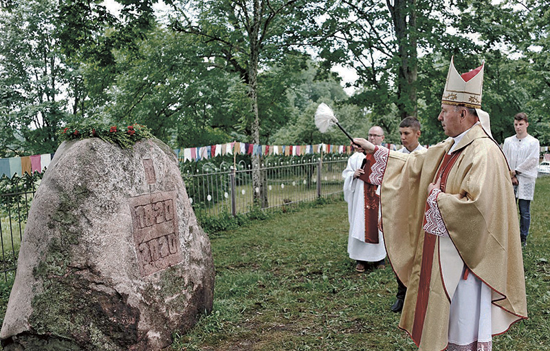 Ks. bp Aleksander Kaszkiewicz poświęca odznakę pamiątkową z okazji 200-lecia poświęcenia kościoła pw. św. Judy Tadeusza Apostoła Ks. bp Aleksander Kaszkiewicz poświęca odznakę pamiątkową z okazji 200-lecia poświęcenia kościoła pw. św. Judy Tadeusza Apostoła