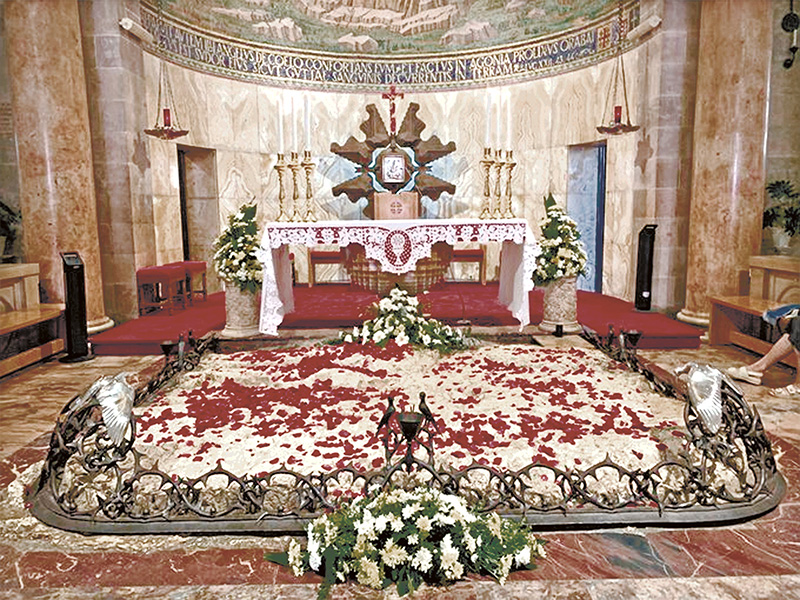 1 lipca 2020 r. w Bazylice Agonii na Górze Oliwnej w Jerozolimie w trakcie uroczystej liturgii ku czci Najdroższej Krwi Chrystusa, kustosz Ziemi Świętej o. Francesco Patton OFM rozsypał na skale agonii płatki czerwonych róż jako symbol krwawego potu Zbawiciela 1 lipca 2020 r. w Bazylice Agonii na Górze Oliwnej w Jerozolimie w trakcie uroczystej liturgii ku czci Najdroższej Krwi Chrystusa, kustosz Ziemi Świętej o. Francesco Patton OFM rozsypał na skale agonii płatki czerwonych róż jako symbol krwawego potu Zbawiciela