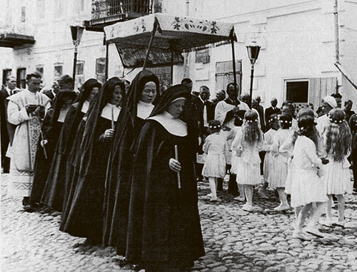 Siostry nazaretanki przybyły do Nowogródka 4 września
1929 r. na zaproszenie ówczesnego ks. bpa Zygmunta
Łozińskiego, by zająć się wychowaniem oraz nauczaniem dzieci i młodzieży, a także miały objąć opiekę nad Białą Farą Siostry nazaretanki przybyły do Nowogródka 4 września
1929 r. na zaproszenie ówczesnego ks. bpa Zygmunta
Łozińskiego, by zająć się wychowaniem oraz nauczaniem dzieci i młodzieży, a także miały objąć opiekę nad Białą Farą