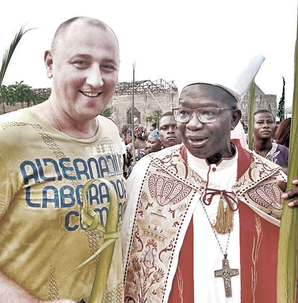 Ksiądz Sergiusz wraz z miejscowym biskupem Charlsem Kambo