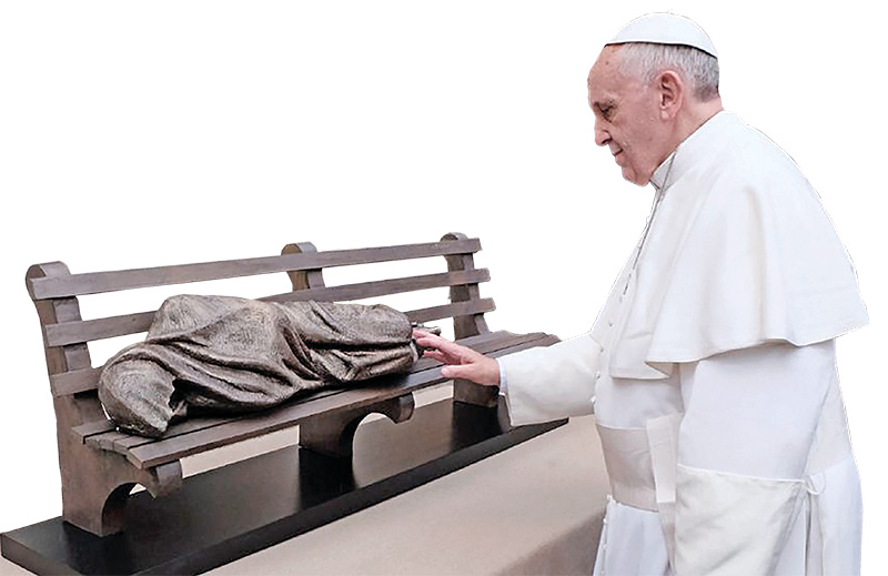 Rzeźba „Bezdomny Jezus” została zaprezentowana papieżowi Franciszkowi
podczas audiencji na Placu Świętego Piotra w Watykanie w listopadzie 2013 roku 