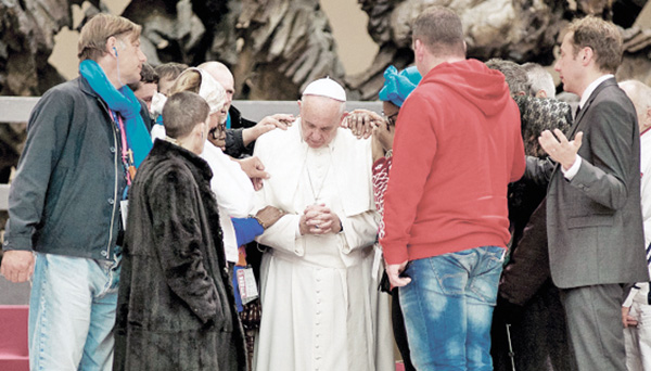 Źródło aleteia.org: Papież Franciszek modli się za ubogich