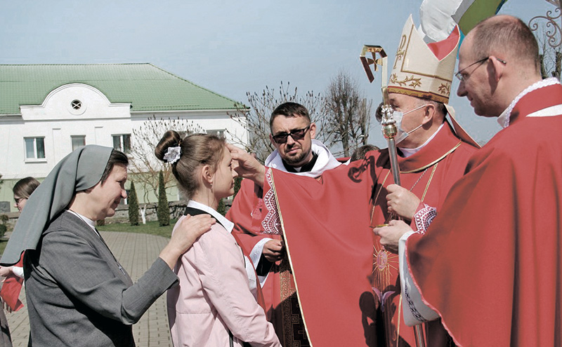 Udzielenie sakramentu bierzmowania wiernym w parafii św. Michała Archanioła. Smorgonie, 2021 r. Udzielenie sakramentu bierzmowania wiernym w parafii św. Michała Archanioła. Smorgonie, 2021 r.