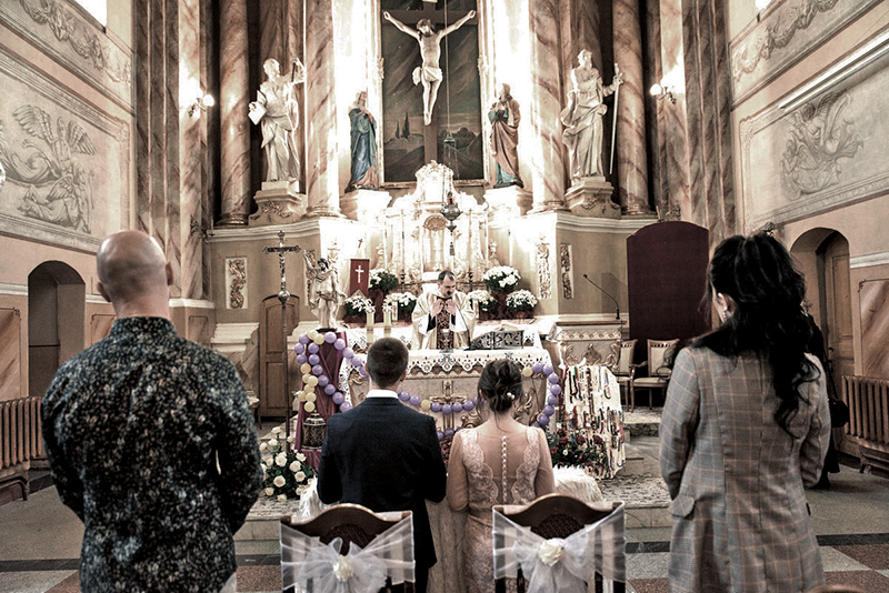 Podczas sakramentu małżeństwa chłopak i dziewczyna stają się jednym ciałem z błogosławieństwa Chrystusa.