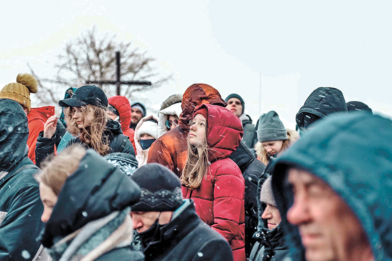 Nabożeństwa pod gołym niebem są teraz częścią codzienności wiernych