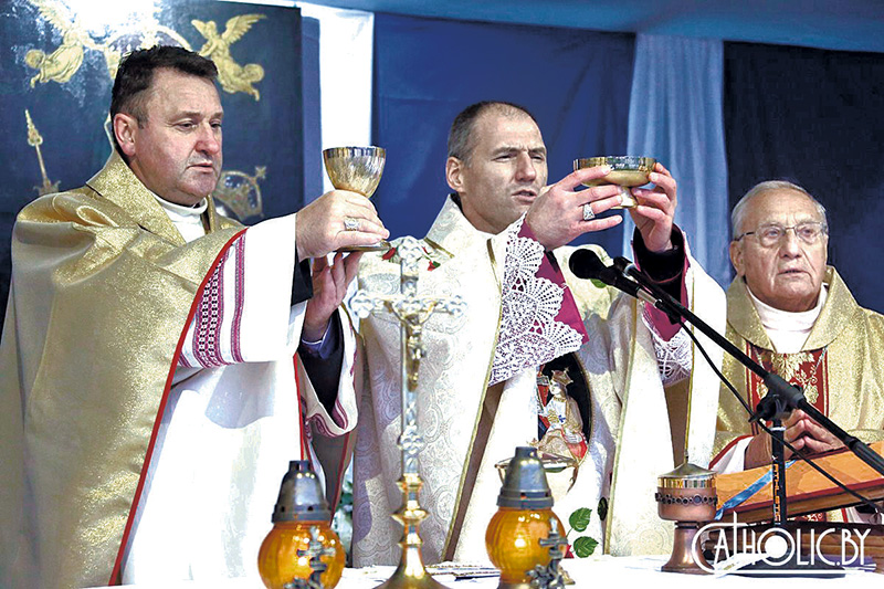 Jubileuszowa uroczystość w Białyniczach pod przewodnictwem biskupa witebskiego Olega Butkiewicza Jubileuszowa uroczystość w Białyniczach pod przewodnictwem biskupa witebskiego Olega Butkiewicza