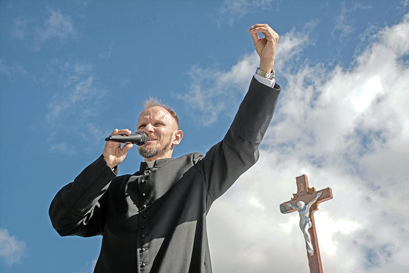 Ks. Witalij Cybulski – proboszcz parafii we Wsielubiu, duszpasterz w miejscowym Profilaktorium
leczniczo-pracowniczym. Ma 18 lat kapłaństwa. 
Główny organizator „Novafest”.
