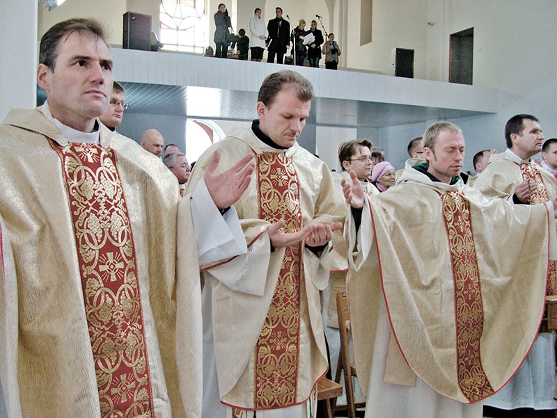 Ks. Aleksander Żarnosiek (w środku) – marianin, proboszcz parafii w Rosicy (diecezja witebska). Znany białoruski kaznodzieja i rekolekcjonista. Autor książki „Памілаваныя”