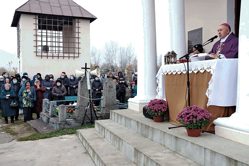 Biskup Kaszkiewicz przewodniczy Mszy św. na cmentarzu franciszkańskim w Grodnie Biskup Kaszkiewicz przewodniczy Mszy św. na cmentarzu franciszkańskim w Grodnie